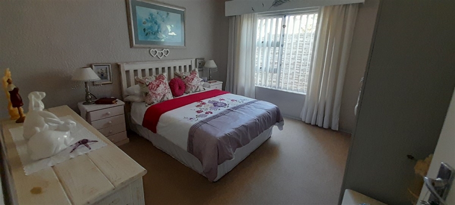 5 Bedroom Property for Sale in Wavecrest Eastern Cape